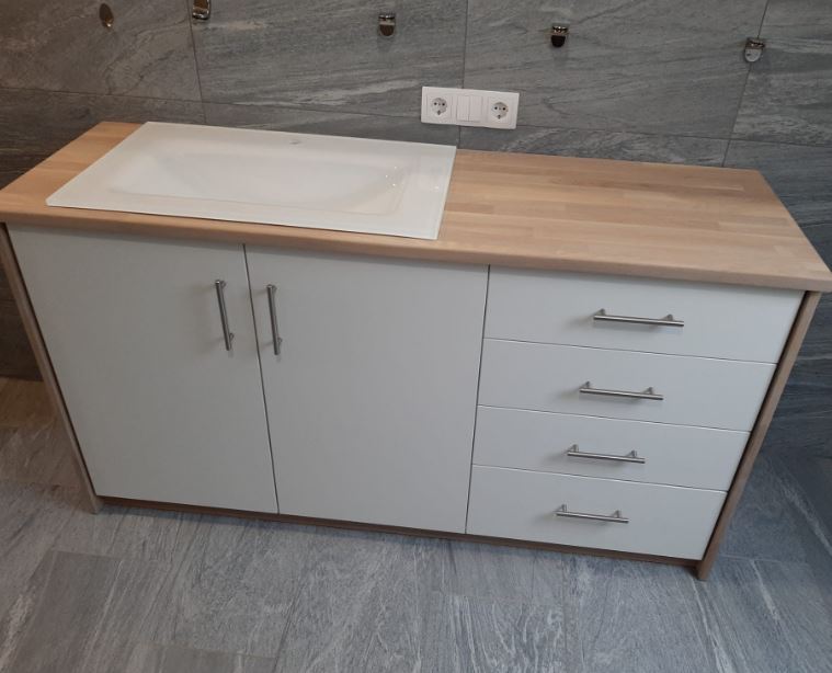 Badezimmerschrank